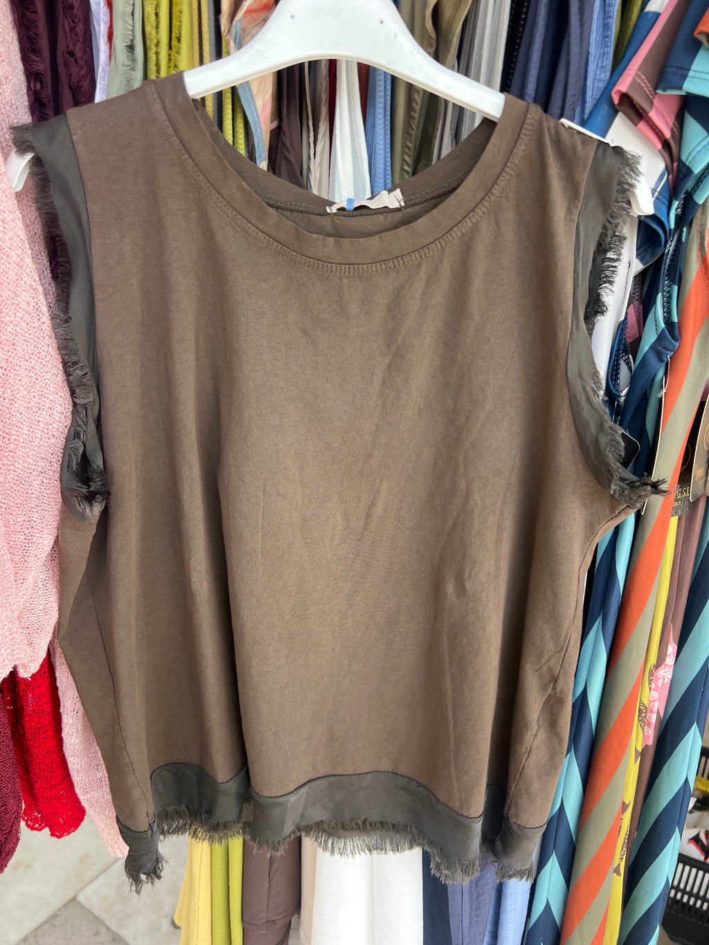 Camiseta esencial | Deshilachada