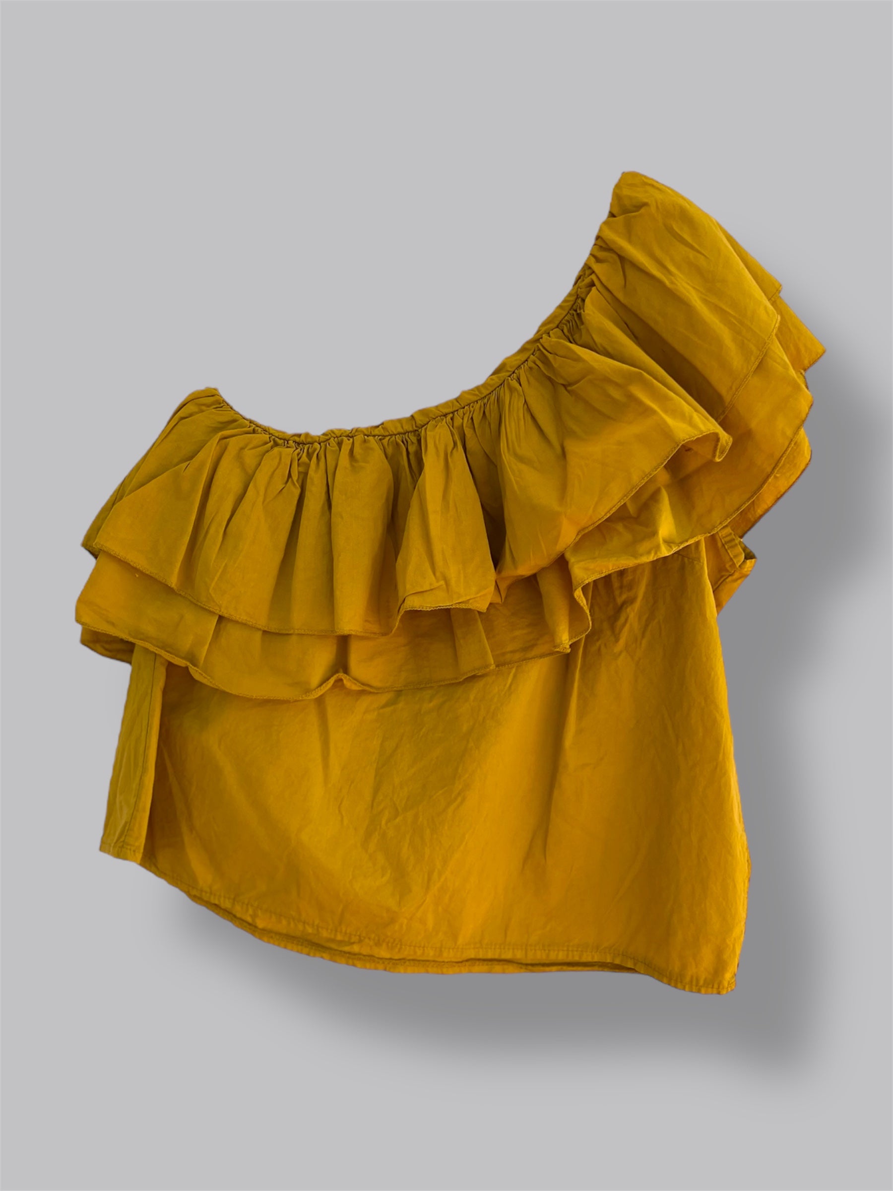 Top asimétrico con volantes