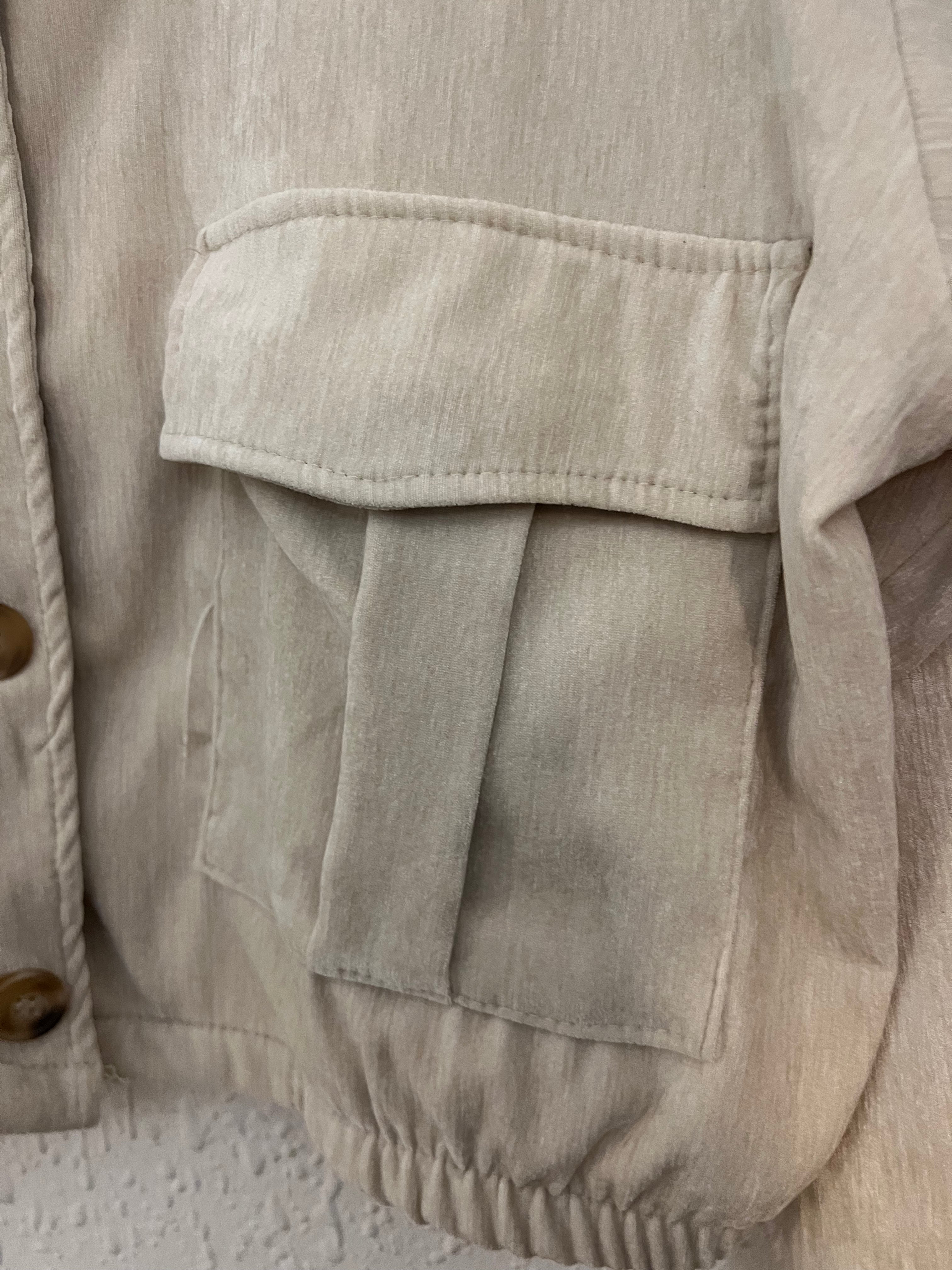 Cazadora efecto terciopelo bolsillos