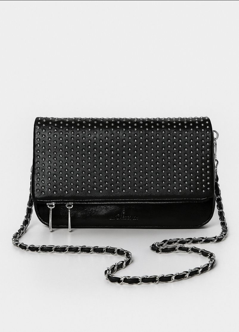 Bolso Bandolera con Tachuelas y Cadena Metálica