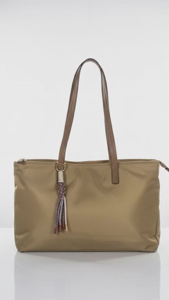 Bolso Tote Ligero y Borla