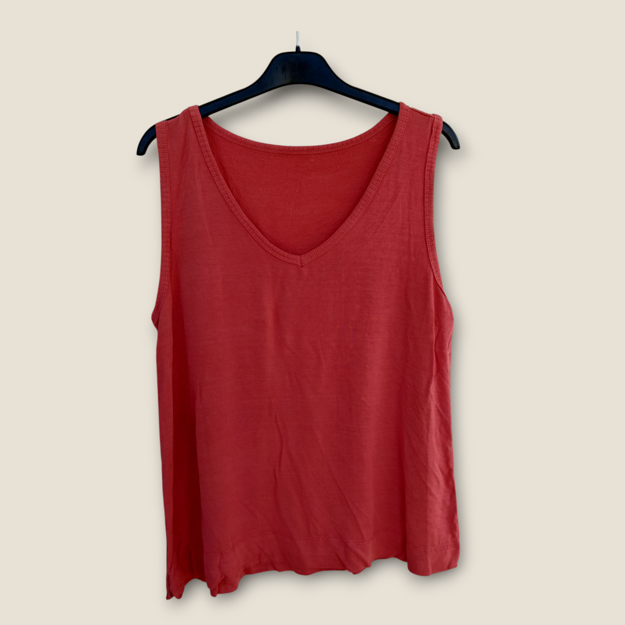 Camiseta de Tirantes con Cuello de Pico Esencial