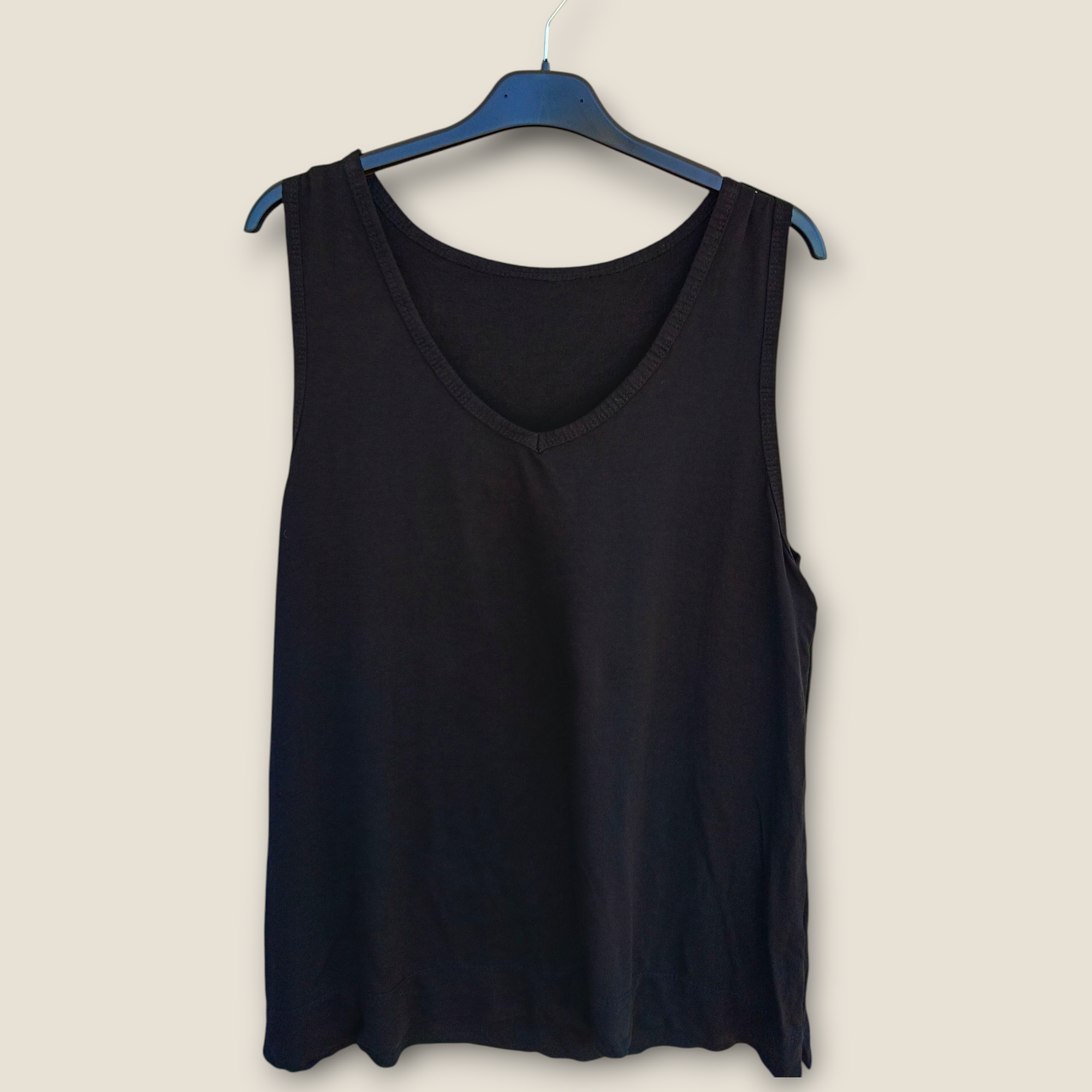 Camiseta de Tirantes con Cuello de Pico Esencial