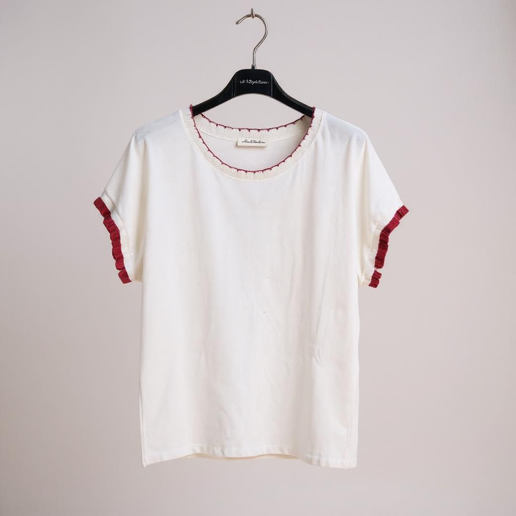 Camiseta manga corta con volantes granate