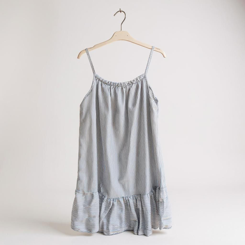 Vestido Corto Estilo Náutico con Volante