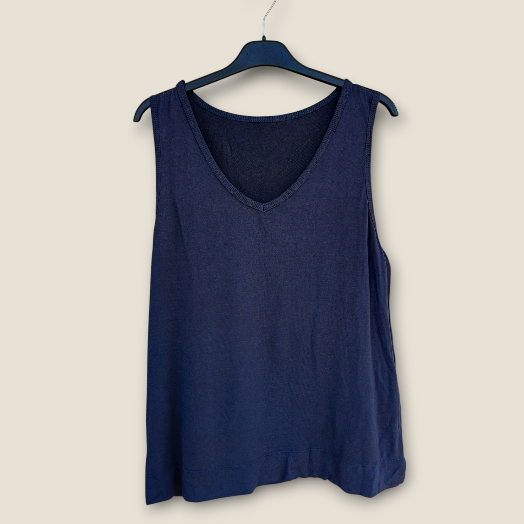 Camiseta de Tirantes con Cuello de Pico Esencial